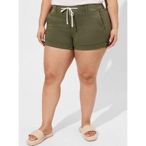 🆕3.5 Inch Pull-On Stretch Twill Boyfriend Short 1 1X 14 16 NWT Torrid New Green